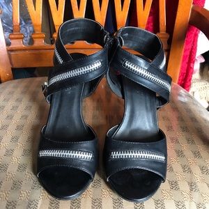 Liliana Heels- Black with zippers